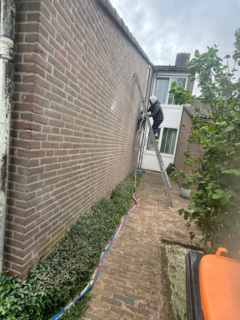 uitvoer spouwmuur man op ladder