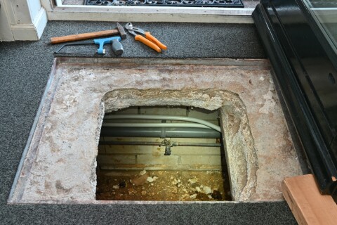 inspecting,indoor,crawl,space,with,flashlight